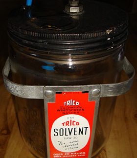 Scheibenwasserbehälter aus Glas mit Halter Trico